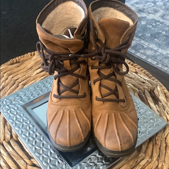 UGG azaria Duck boot authentic - Picture 1 of 5